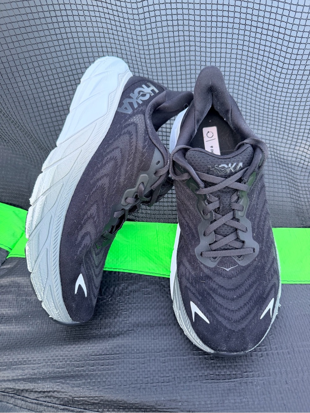 Hoka One One Women’s Arahi 6 1123195 BWHT Black Running Shoes Sneakers Size 9B